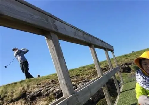 На поле для гольфа Grindavik мост помогает игрокам преодолеть пропасть в земле, где две тектонические плиты расходятся друг от друга. Игроки в гольф должны прыгнуть через пропасть.