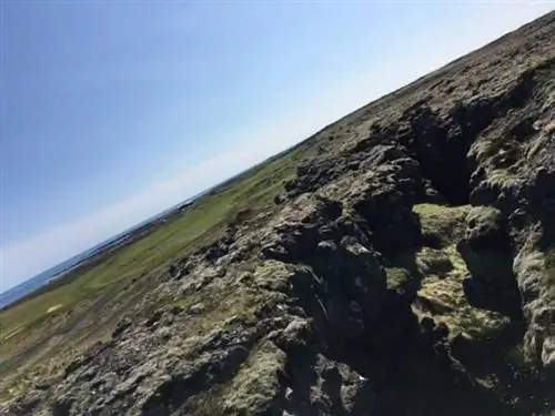 Среди первых девяти полей для гольфа Grindavik североамериканская и европейская плиты отдаляются друг от друга.