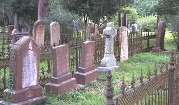 Кладбище епископальной церкви Святого Франсисвилля Грейс кажется древним, священным и тихим.