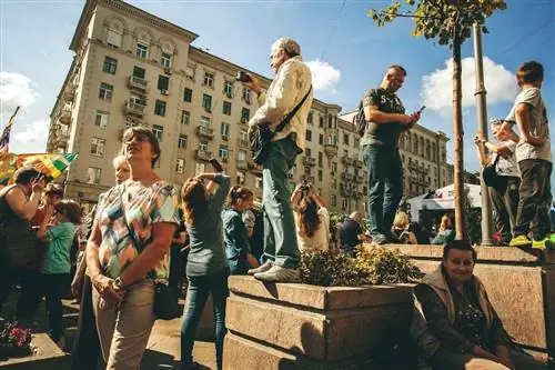 Зрители наблюдают за канатоходцем в Москве.