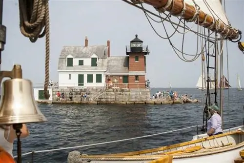 Толпа приветствует шхуны у маяка Rockland Breakwater, Рокленд, штат Мэн. Толпа приветствует шхуны у маяка Rockland Breakwater, Рокленд, штат Мэн.