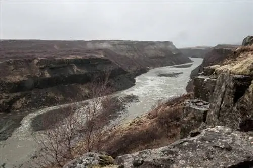 Вниз по течению от водопада Гюдльфосс в Исландии.
