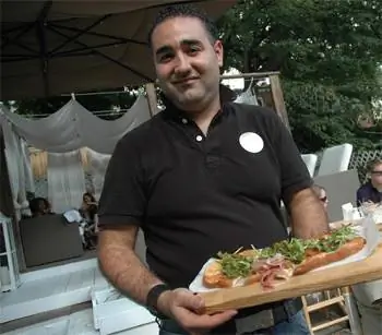 Владелец Puro Cafe Рашид Хассуни с фирменными лепешками ресторана.