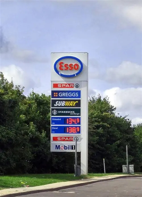 Заправочная станция на English Thruway.