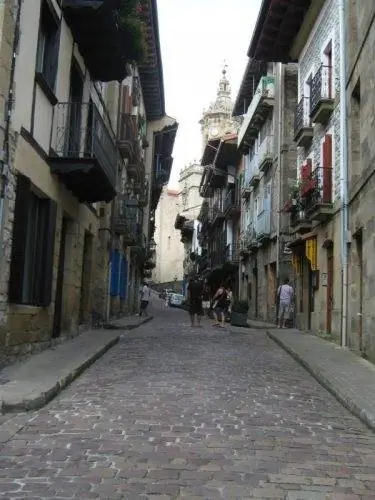 Calle Mayor Hondarribia, место съемок фильма Papillon 1973. Calle Mayor Hondarribia, место съемок фильма Papillon 1973.