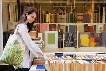 Покупка путеводителей в книжном магазине.