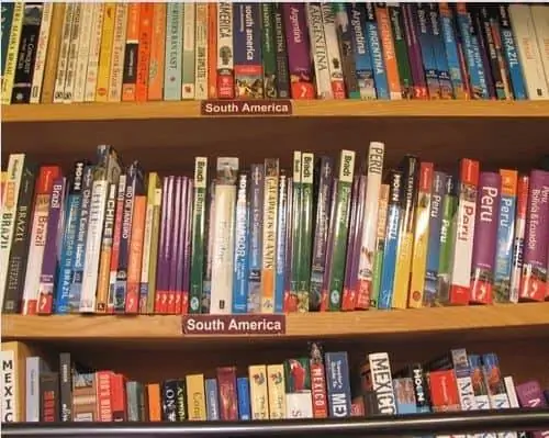 Путеводители в кафе и книжном магазине Travel Bug, Санта-Фе, Нью-Мексико.