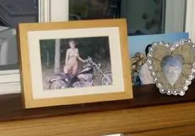 Жить голышом: даже семейные фотографии обнажены в некоторых домах нудистов. На фото Макс Хартшорн.