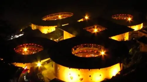 Кластер Tianluokeng tulou загорелся ночью во время китайского Нового года. Кластер Tianluokeng tulou загорелся ночью во время китайского Нового года.