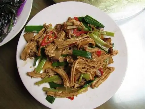 Тофу с зеленью и свининой подается в Yucheng Lou. Тофу с зеленью и свининой подается в Yucheng Lou.