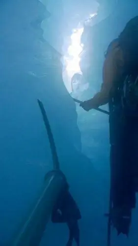 Тоннель сквозь лед.