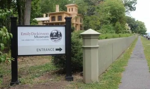 Музей Эмили Дикинсон состоит из двух домов: Эвергринз, когда-то принадлежавших ее брату Остину, и главного дома, в котором поэтесса прожила всю свою жизнь.