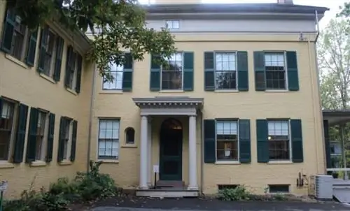 За домом Эмили Дикинсон.