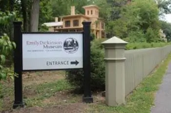 Череп, скульптуры и скелеты: посещение музеев Амхерста