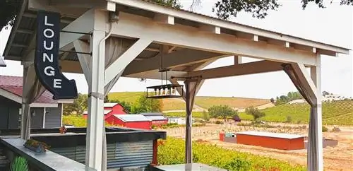 Лаундж для отдыха на свежем воздухе на заводе Krobar Distillery, Пасо-Роблес, Калифорния.