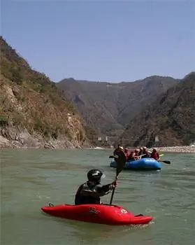 Плот и каяк у Стены