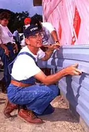 С 1976 года Habitat for Humanity, некоммерческая неконфессиональная христианская жилищная организация, построила более 175 000 домов, в которых проживает почти 900 000 человек по всему миру. С 1976 года Habitat for Humanity, некоммерческая неконфессиональная христианская жилищная организация, построила более 175 000 домов, в которых проживает почти 900 000 человек по всему миру.