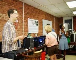 MakeHaven, мастерская, где люди собираются вместе, чтобы учиться, учить, творить и делиться. Фото Эши Самаджпати.