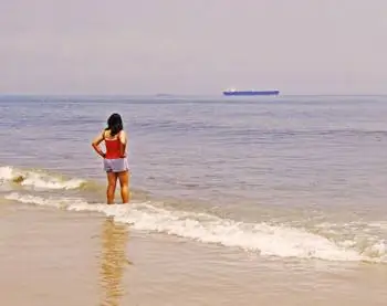 Испытание вод нетронутого песчаного берега в Оушен-Сити.