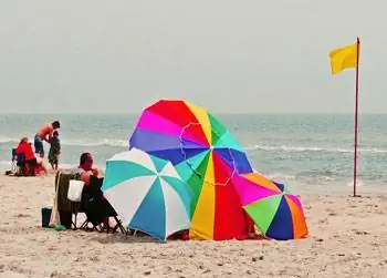 Красочные зонтики усеяли береговую линию острова Ассатиг