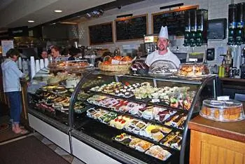 Ричард Бич, шеф-повар Popovers, позирует для быстрого просмотра некоторых своих творений.