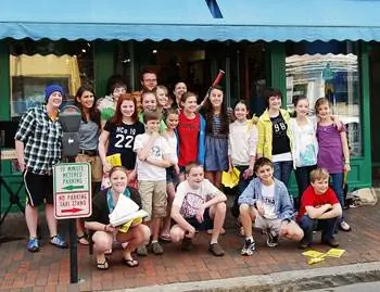 Ребята из Репертуарного театра «Приморье» позируют после импровизированного спектакля.