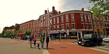 Портсмутский Атенеум на Рыночной площади. Не стесняйтесь зайти, вас может ждать сюрприз!