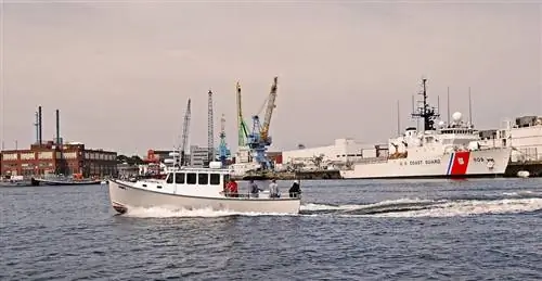 Круиз по реке Пискатакуа предлагает потрясающий вид на Портсмутскую военно-морскую верфь.