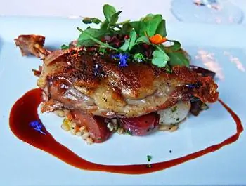 Crescent Farms Duck at Gracie's - перловая крупа, фасоль конская, копченая слива, лук чиполлини и утка с эстрагоном в соусе. Обратите внимание на синие и оранжевые лепестки - это съедобные цветы из сада на крыше Грейси.