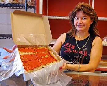 Мария из пекарни Crugnale. У них пять офисов в Провиденсе и его окрестностях. Полоски для пиццы стали отличным перекусом по дороге домой.