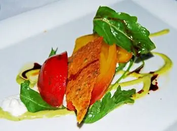 Салат из помидоров семейной реликвии в ресторане Грейси на Вашингтон-стрит в Провиденсе, Род-Айленд.