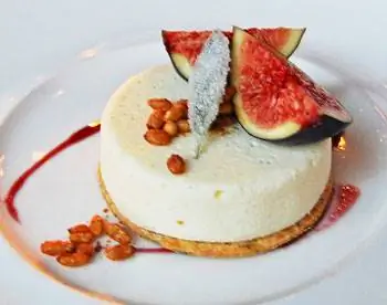 Goat Cheese Cake в ресторане Gracie's в Провиденсе, Род-Айленд - черный инжир Mission, корочка из кукурузной муки с шалфеем, портвейн и засахаренные кедровые орехи.