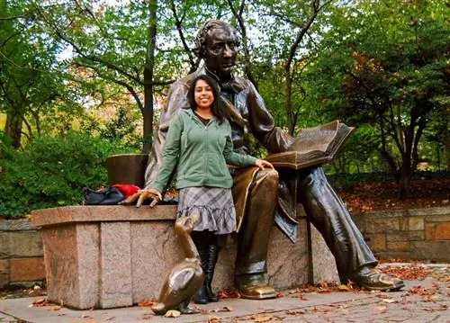 Автор со скульптурой Ганса Христиана Андерсена в Центральном парке