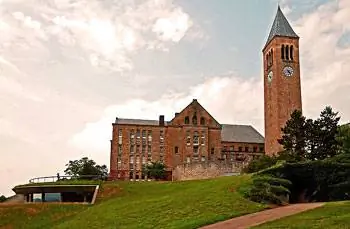 Башня Макгроу в Корнельском университете, Итака. Если вам повезет, вы можете попасть на концерт вместе с потрясающим видом сверху.