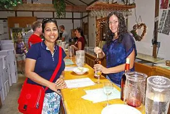 Я готов выпить немного вина. Лоррейн Селкирк познакомила нас с различными вкусами и текстурами, когда она откупорила и налила восемь разных сортов вина на винодельне Swedish Hill в Ромулусе, Нью-Йорк.