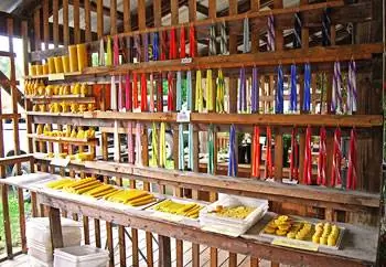 Свечи из пчелиного воска на рынке.