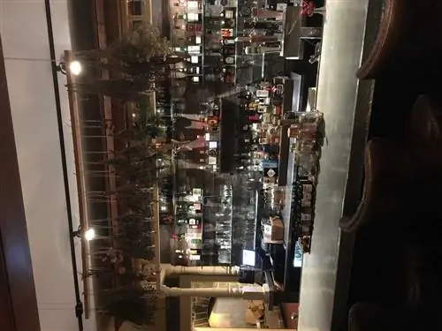 Бар Table and Tonic, украшенный сушеными органическими травами.