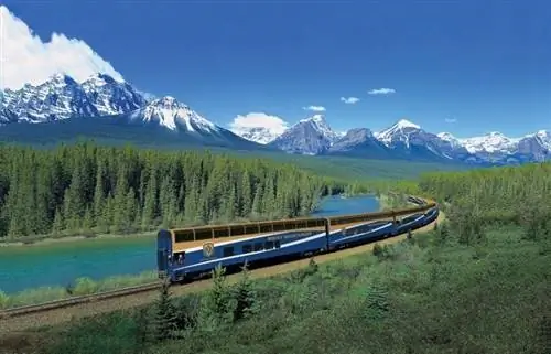 Rocky Mountaineer пересекает Канадские Скалистые горы.