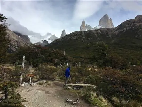 Поход в долину возле возвышающегося Серро Фитц Рой.