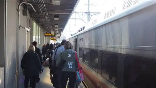 Valley Flyer на железнодорожной платформе в Нью-Хейвене