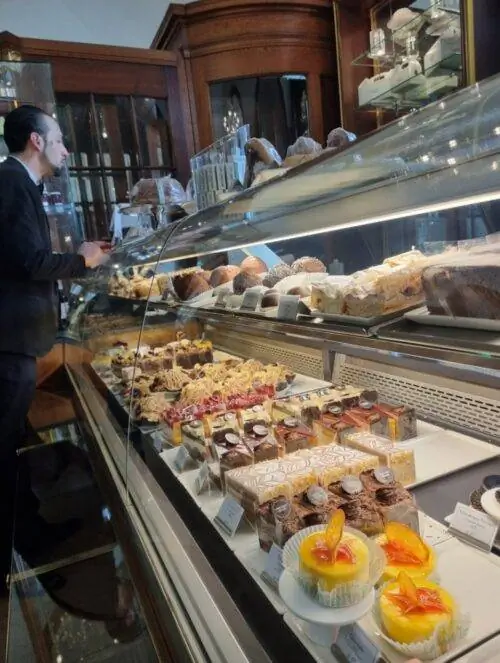 Кондитерский шкаф в кафе «Ландтманн». Фото предоставлено Тамарой Мараун.