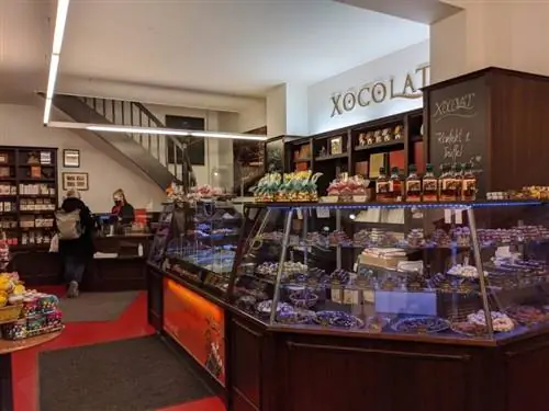 Интенсивный и восхитительный аромат шоколада приветствует вас, как только вы проходите через двери Xocolat.