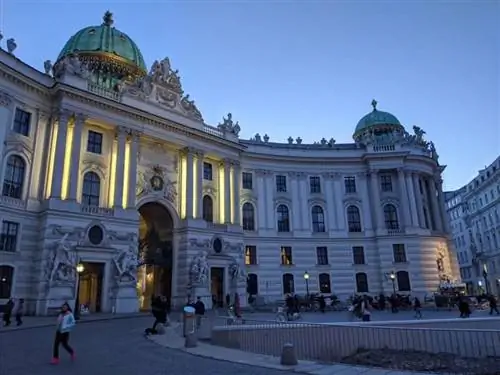 Хофбург ночью - это зрелище