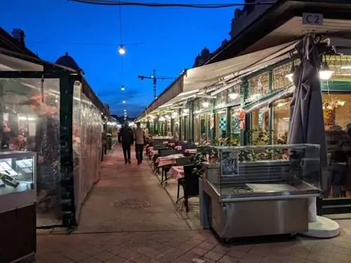 Нашмаркт - это 1,5-километровая полоса рыночных прилавков и ресторанов вдоль Вайнцайле, полная жизни и красок.