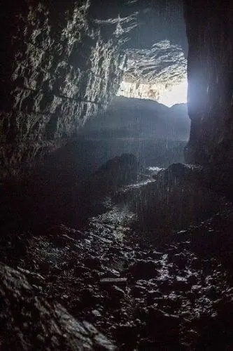 Вода капает с потолка внутри пещеры летучих мышей