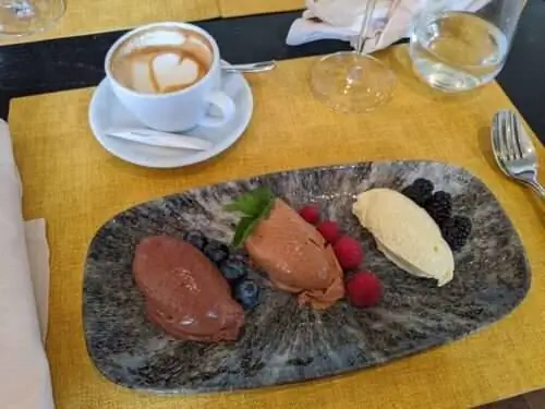 Многие рестораны, такие как Do & Co Albertina, предлагают кофе и десерт в конце трапезы. Этот венский меланж прекрасно сочетается с этим трио шоколадных муссов.