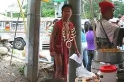 Местный артист на рынке Игорот в городе Багио, Филиппины. фотографии Джейсона МакКиви.