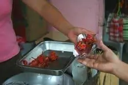 Популярной закуской являются суточные цыплята, которых подают с клювовидной головой и шейкой после обжаривания во фритюре.