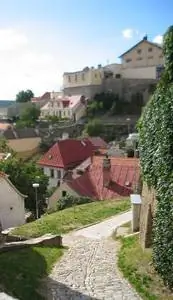 Терракотовые крыши обнимают склон холма.