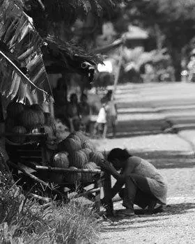 Женщина продает арбузы на шоссе в Зараге. В разгар арбузного сезона цены могут упасть до 10 песо (0,20 доллара США) за килограмм.